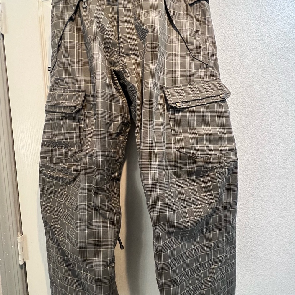 Men's 686 size Small snowboarding pants